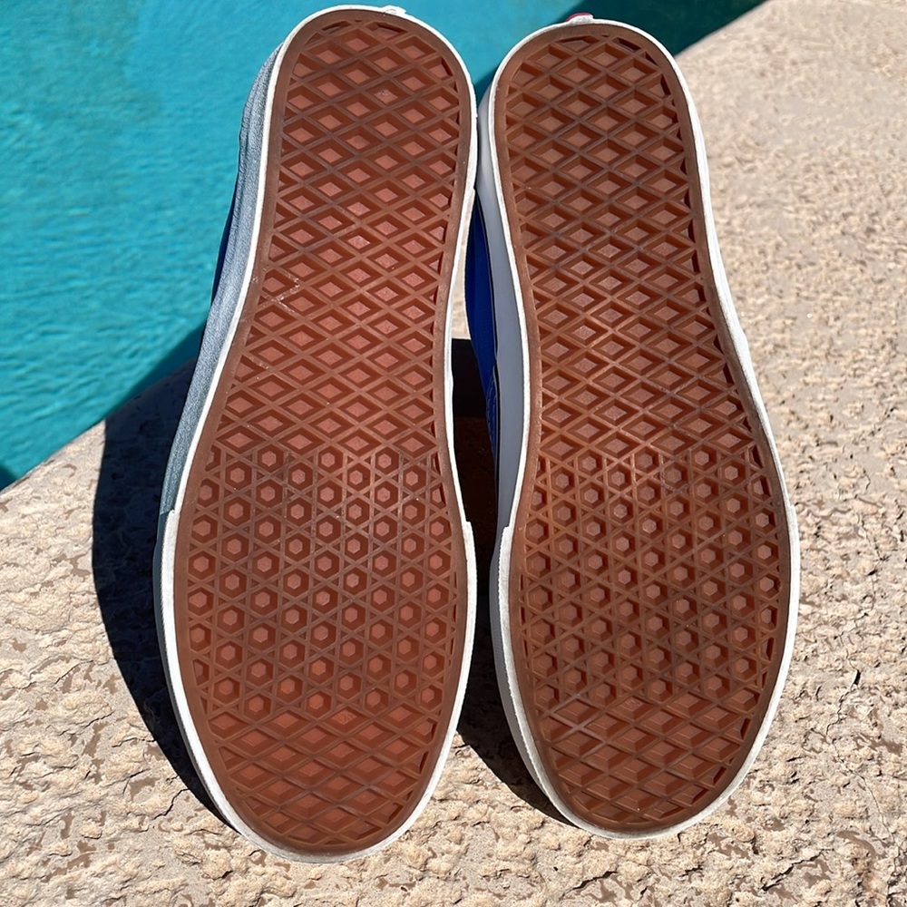 Vans Authentic Sneakers in beautiful Carolina blue. Like new condition. Men 8.5. - Picture 7 of 8